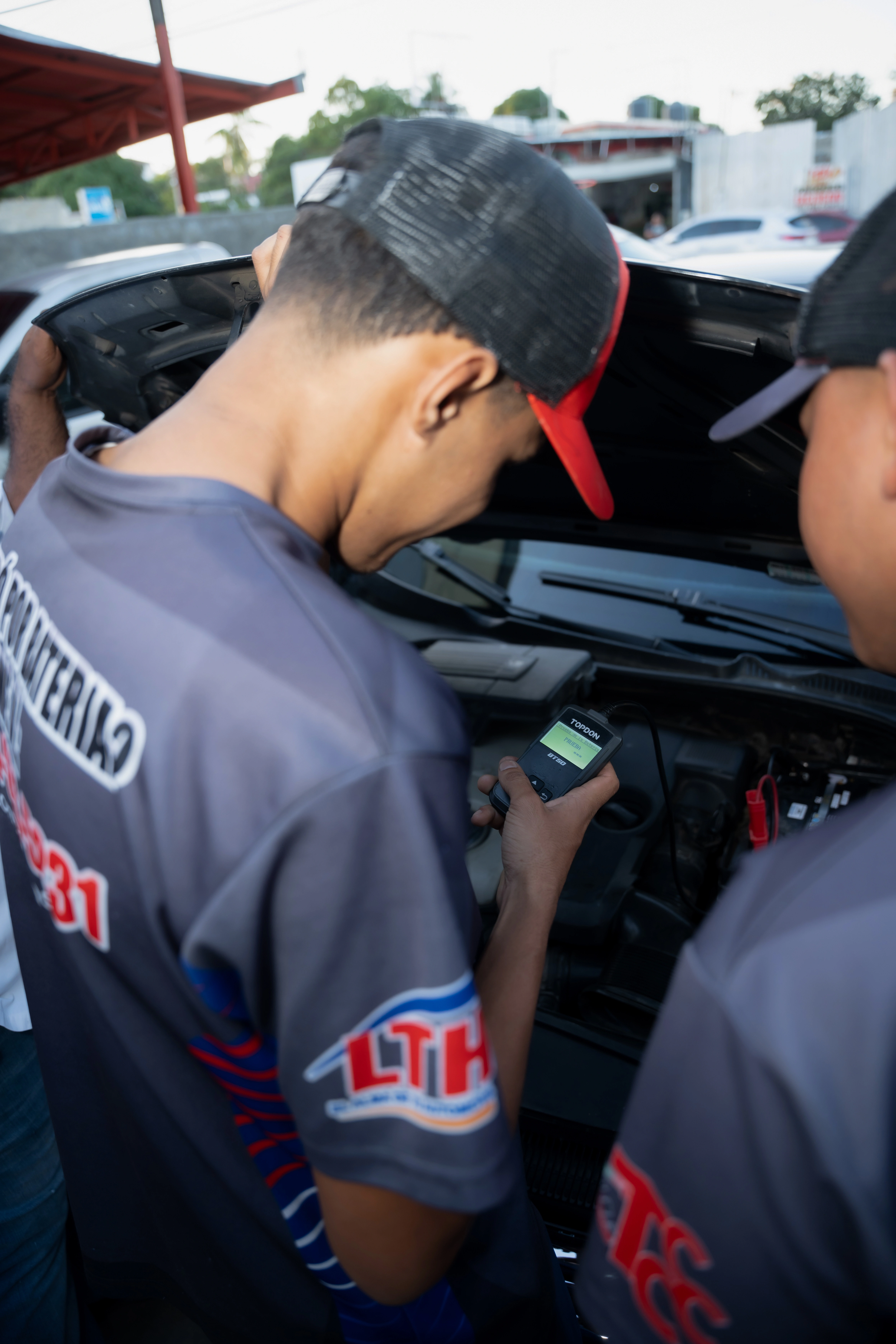 [Uso de multímetro para diagnóstico]