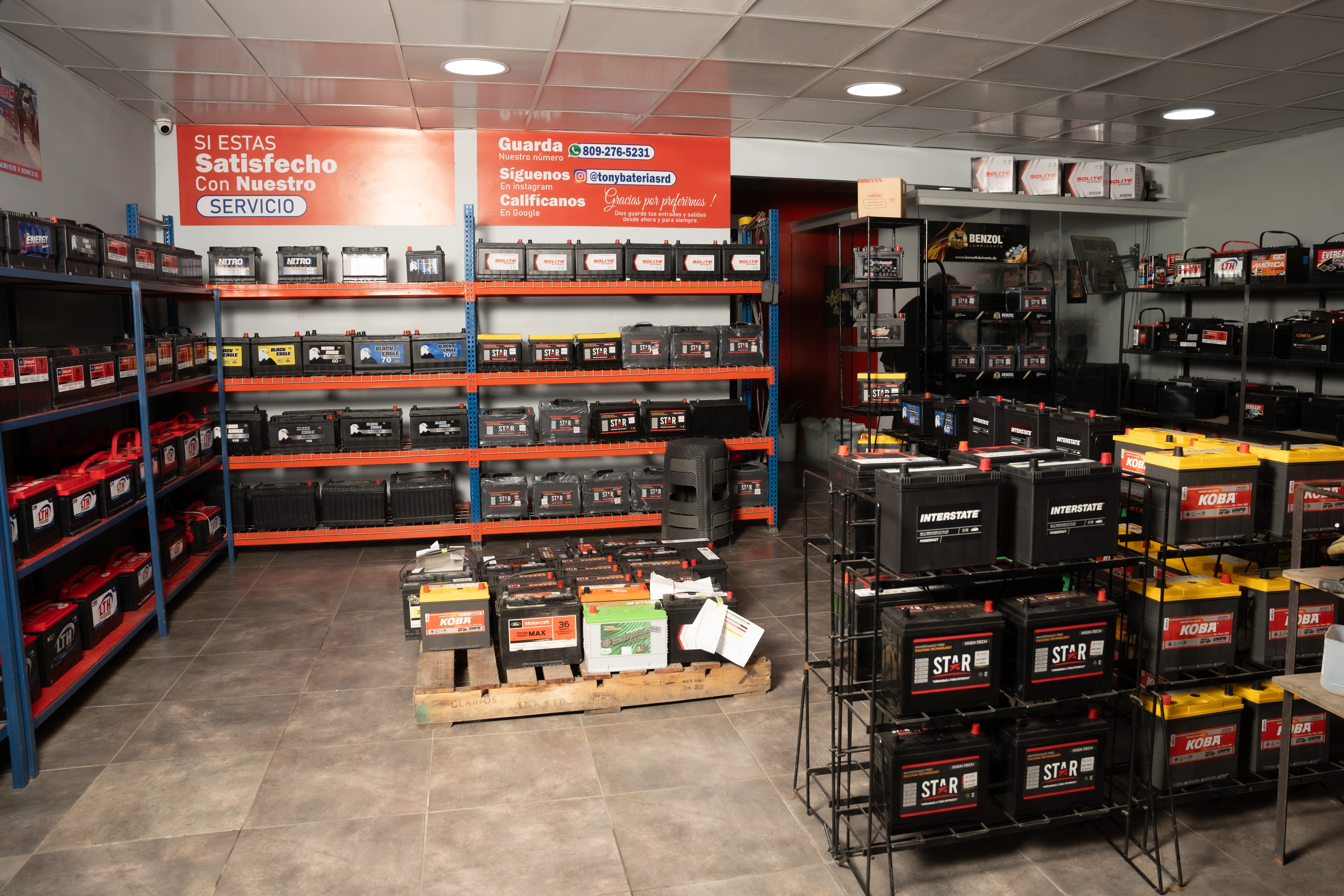 [Estantería de baterías nuevas]